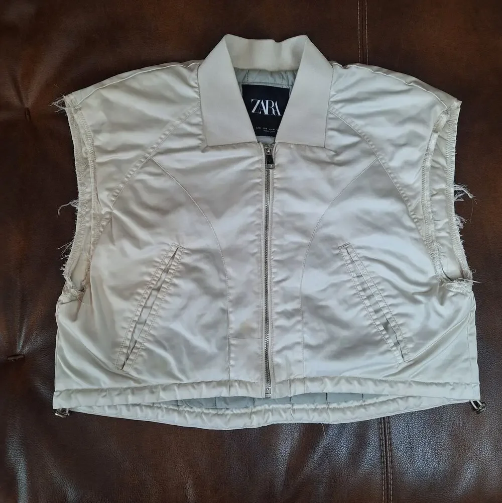 ZARA Cropped Bomber Vest Cream Satin Ruched Back Raw Hem Quilted Size S 4341/741